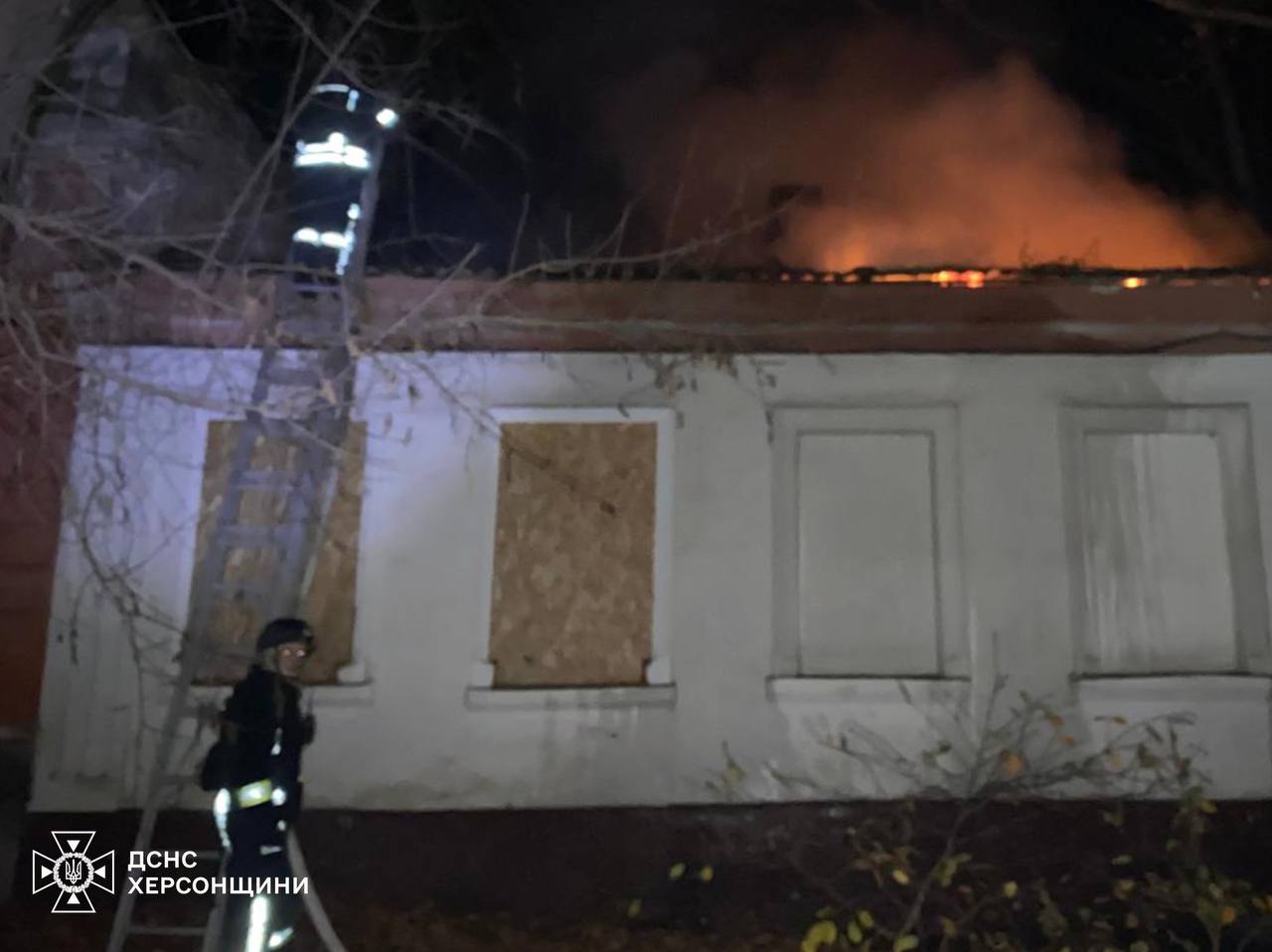 Рятувальники ліквідували пожежу після обстрілу в Херсоні